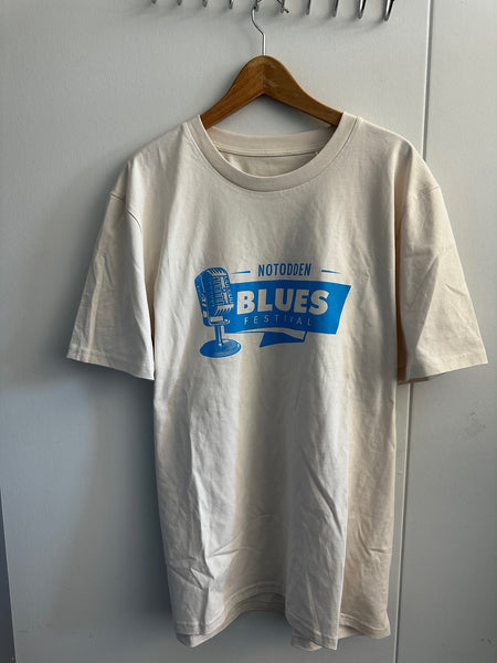 Hvit t-skjorte med blått retro-trykk